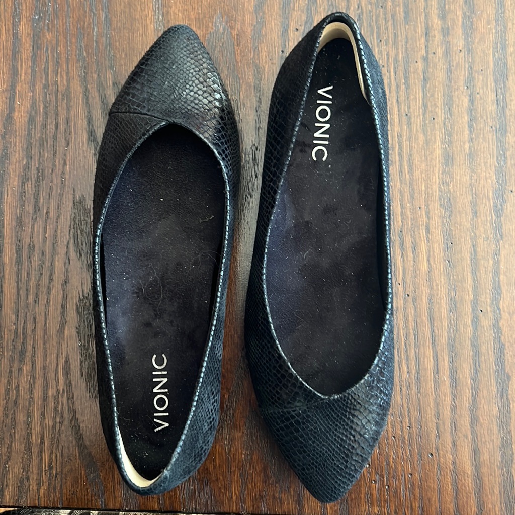 Vionic, Black Flat